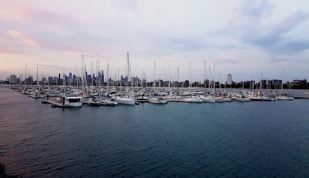 Abendstimmung mit pastellfarbigem Himmel am Port Melbourne