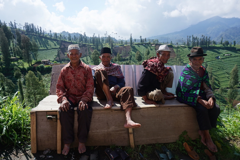Alltagsstimmung in einem Bergdorf auf Java