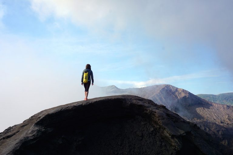 Spaziergang am Krater vom Vulkan Bromo