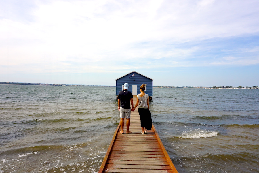 Grüni und Julia beim blauen Haus am Swan River