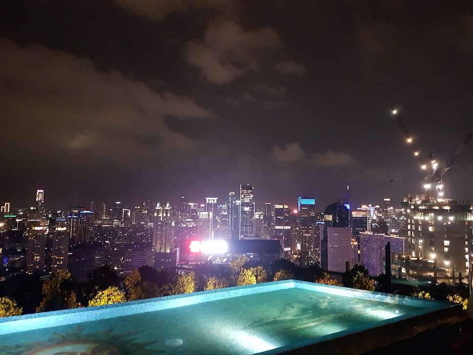 Blick von der Rooftopbar Skye in Jakarta