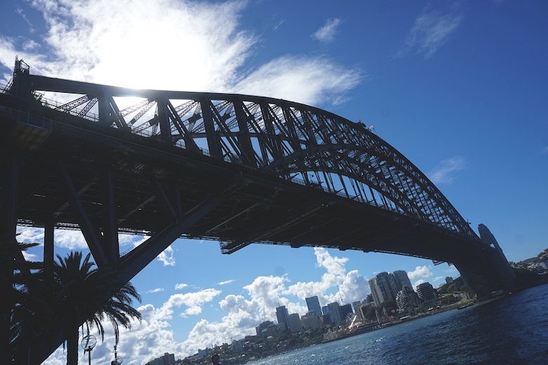 Sydney Harbour Bridge bei blauem Himmel und Sonnenschein