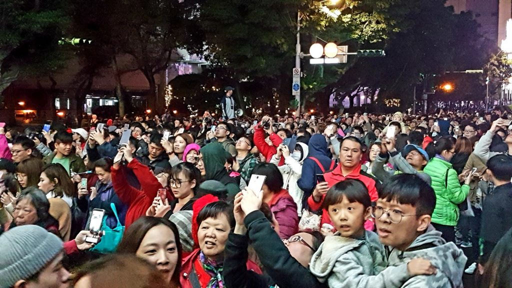 Hunderte Taiwanesen beobachten die Lichtershow auf den Straßen von Taipei