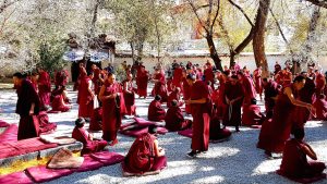 Aufnahme der debattierenden Mönche im Sera Kloster bei Lhasa