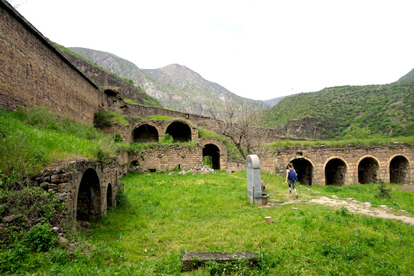 Wanderung bei Tatev durch alte Ruinen