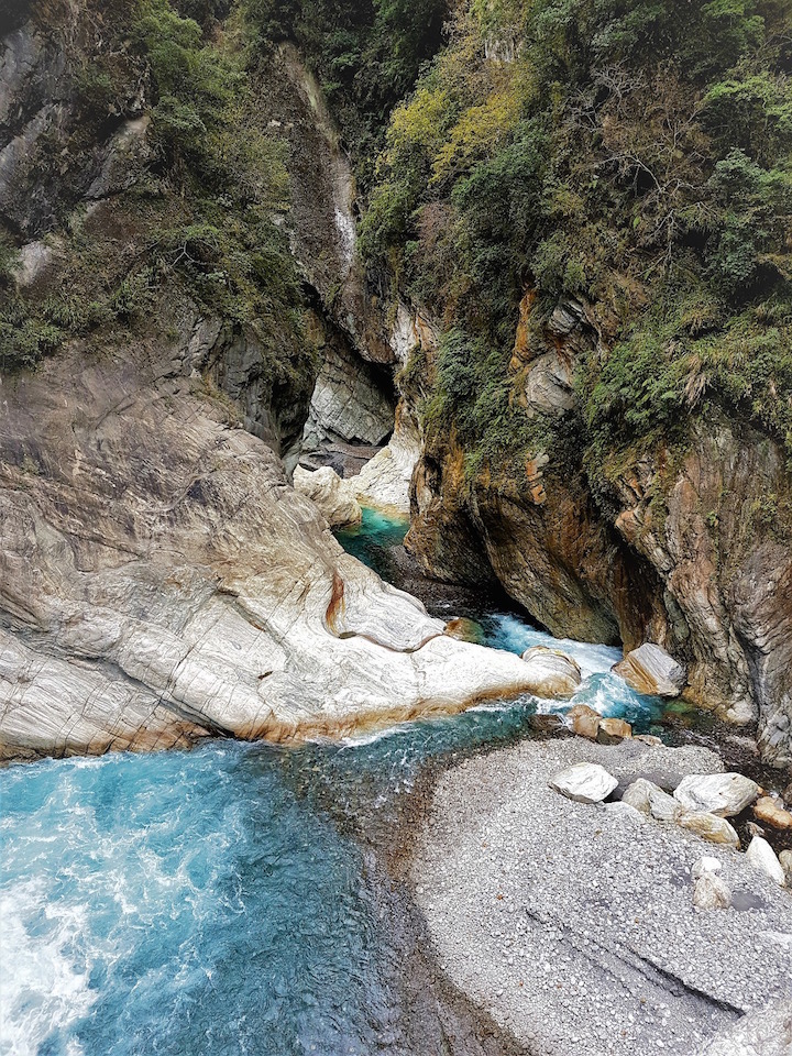 Kristallklares Wasser im Fluss durch den Taroko National Park