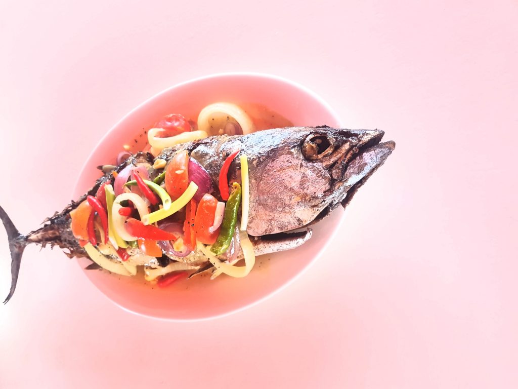 Selbstgefangener Fisch mit Gemüse garniert