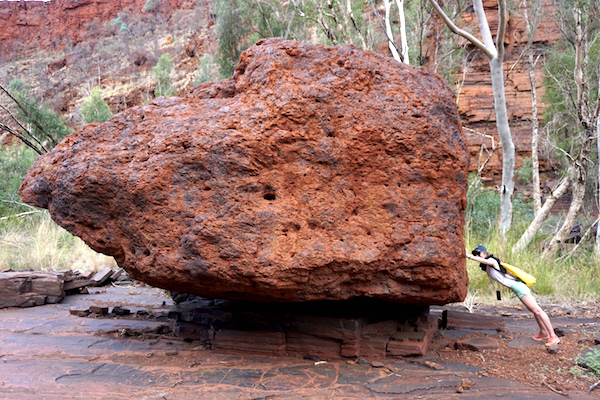 Julia und der rote Fels im Karijini Nationalpark