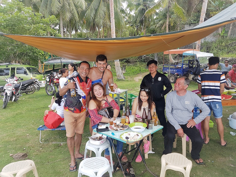 Karaokeparty mit Einheimischen am Strand von Siquijor