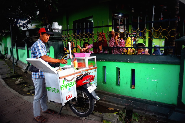 Straßenverkäufer mit Kindern in Yogyakarta