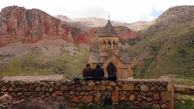 Drei Mädchen vor dem Kloster Noravank