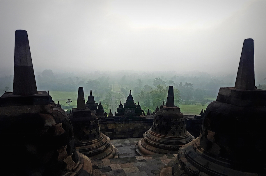 Borobudur in den morgendlichen Nebel getaucht