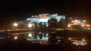 Beleuchteter Potala Palast in Lhasa bei Nacht