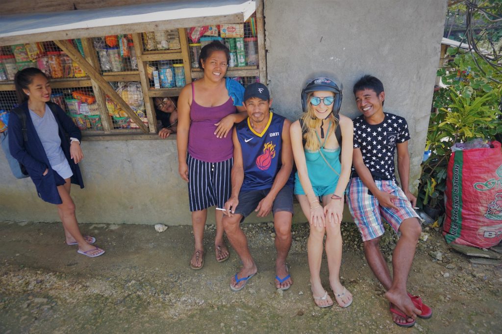 Mit Locals während eines Ausflugs auf Siargao