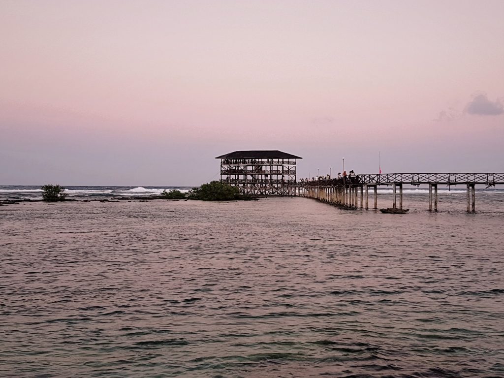 Rosa Himmel und Sonnenuntergang bei Cloud 9, Siargao