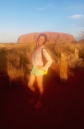 Julia bei Sonnenuntergang vor dem Uluru