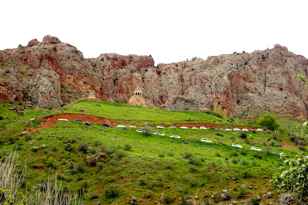 Autoschlange am Weg zum Kloster Noravank