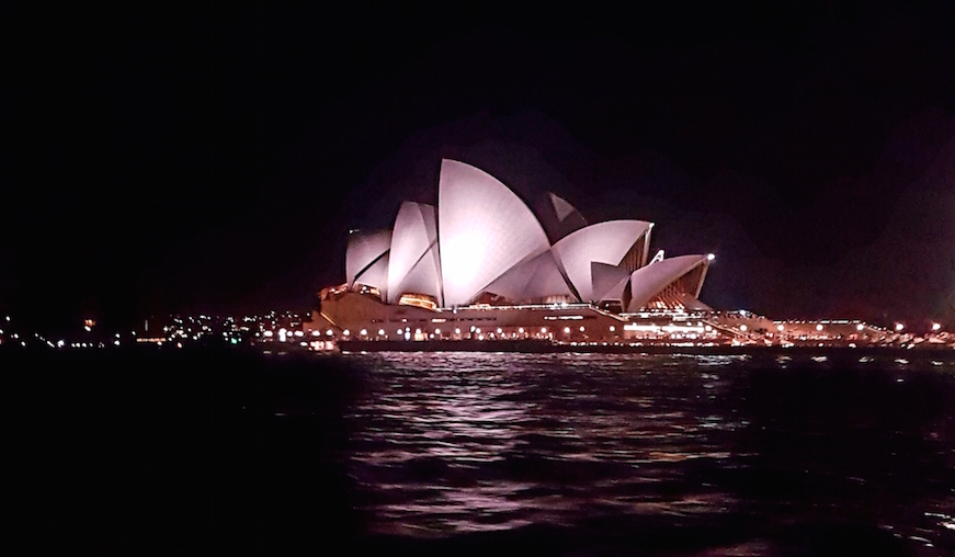 Blick auf das Sydney Opera House bei Nacht