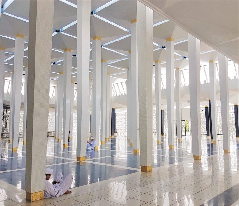 Halle in der Nationalen Moschee in Kuala Lumpur