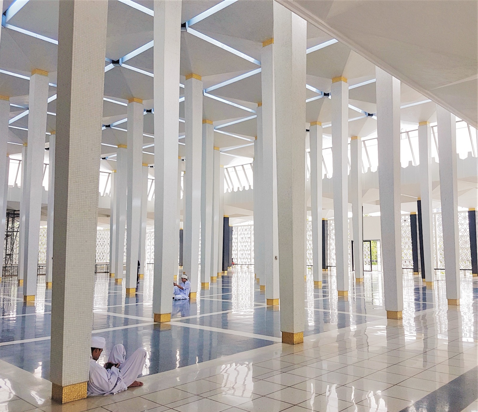 Halle in der Nationalen Moschee in Kuala Lumpur