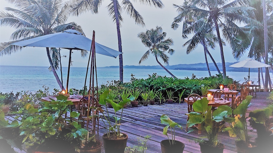 Restaurant mit Meeresblick in der Villa Marmarine auf Siquijor