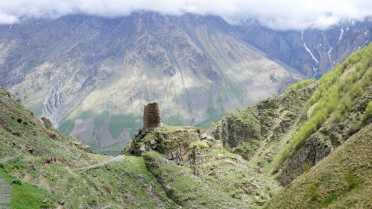 Blick auf den alten Wachturm bei Kazbegi