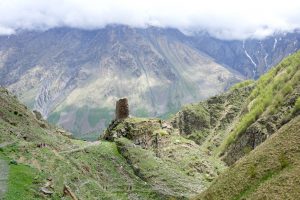 Blick auf den alten Wachturm bei Kazbegi