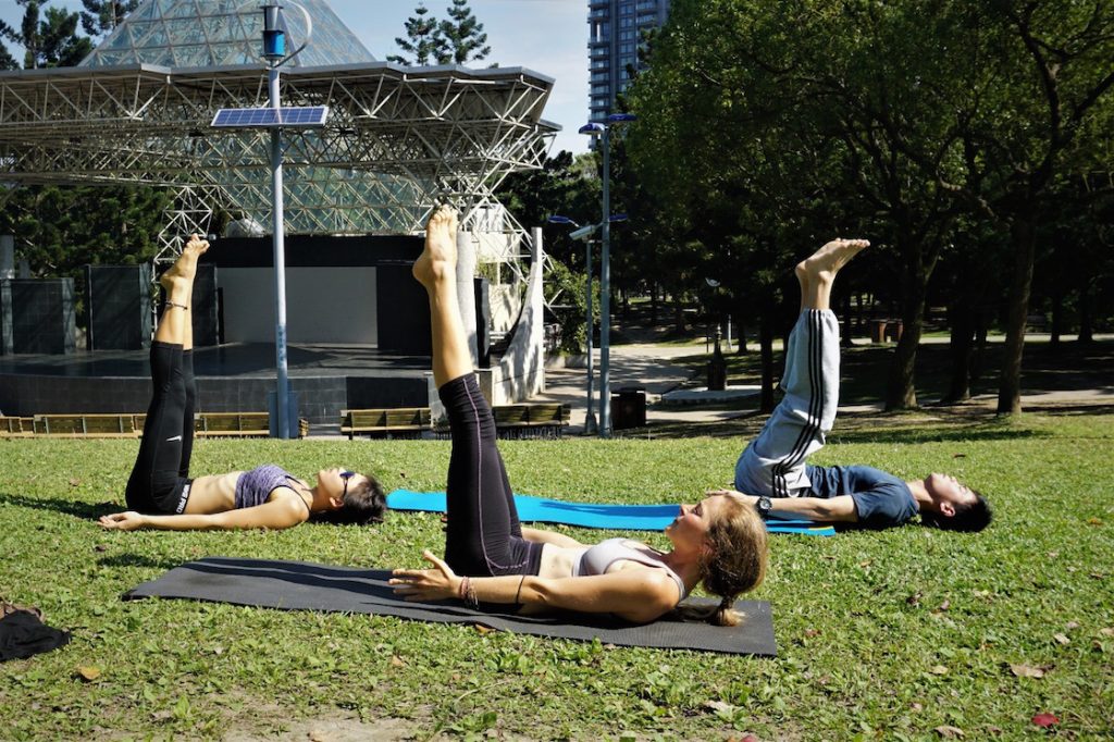 Yogastunde im Park mit local friends