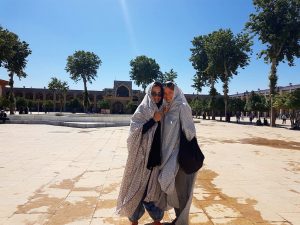 Lena und Julia mit Chador während Besuch des Shrines in Shiraz